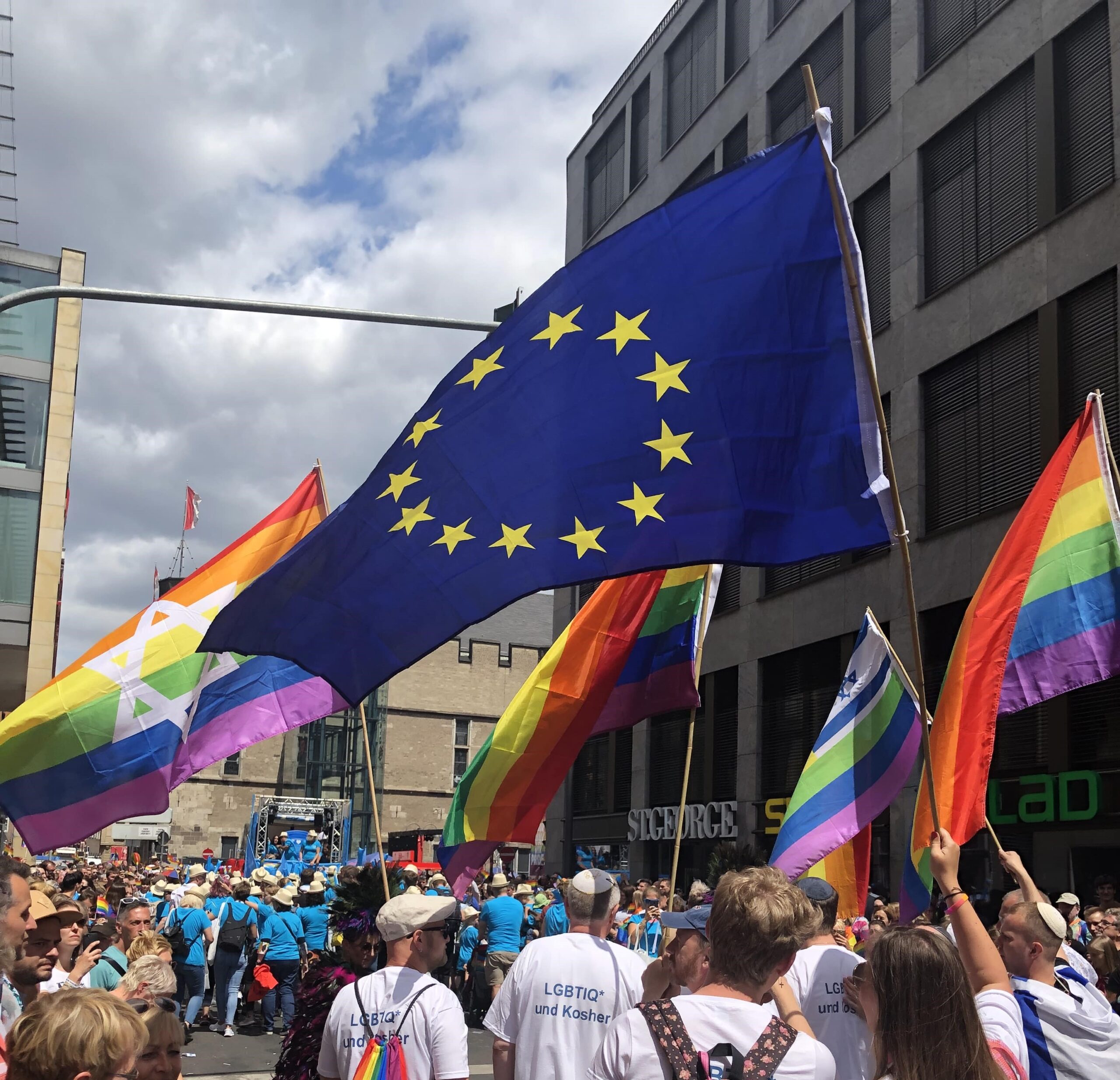 Stadtflucht: Wieso es die LGBTQIA+ Community vom Land in die Stadt zieht