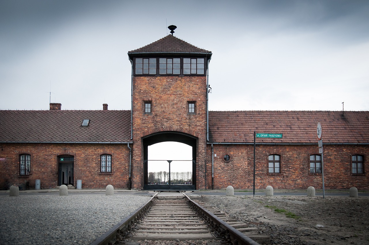 UDE-Studie untersucht: Sind wir durch Nähe zu einem Konzentrationslager fremdenfeindlicher?