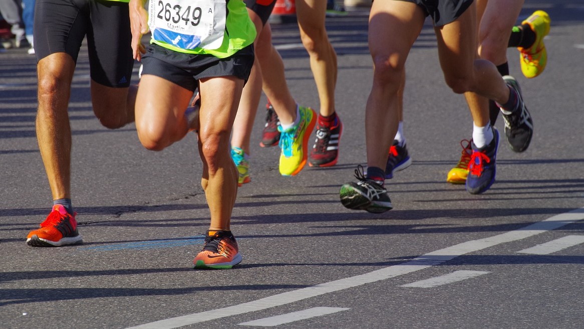 Von Applaus ins Ziel getragen: Wie dein erster Halbmarathon zu einem Erfolg wird