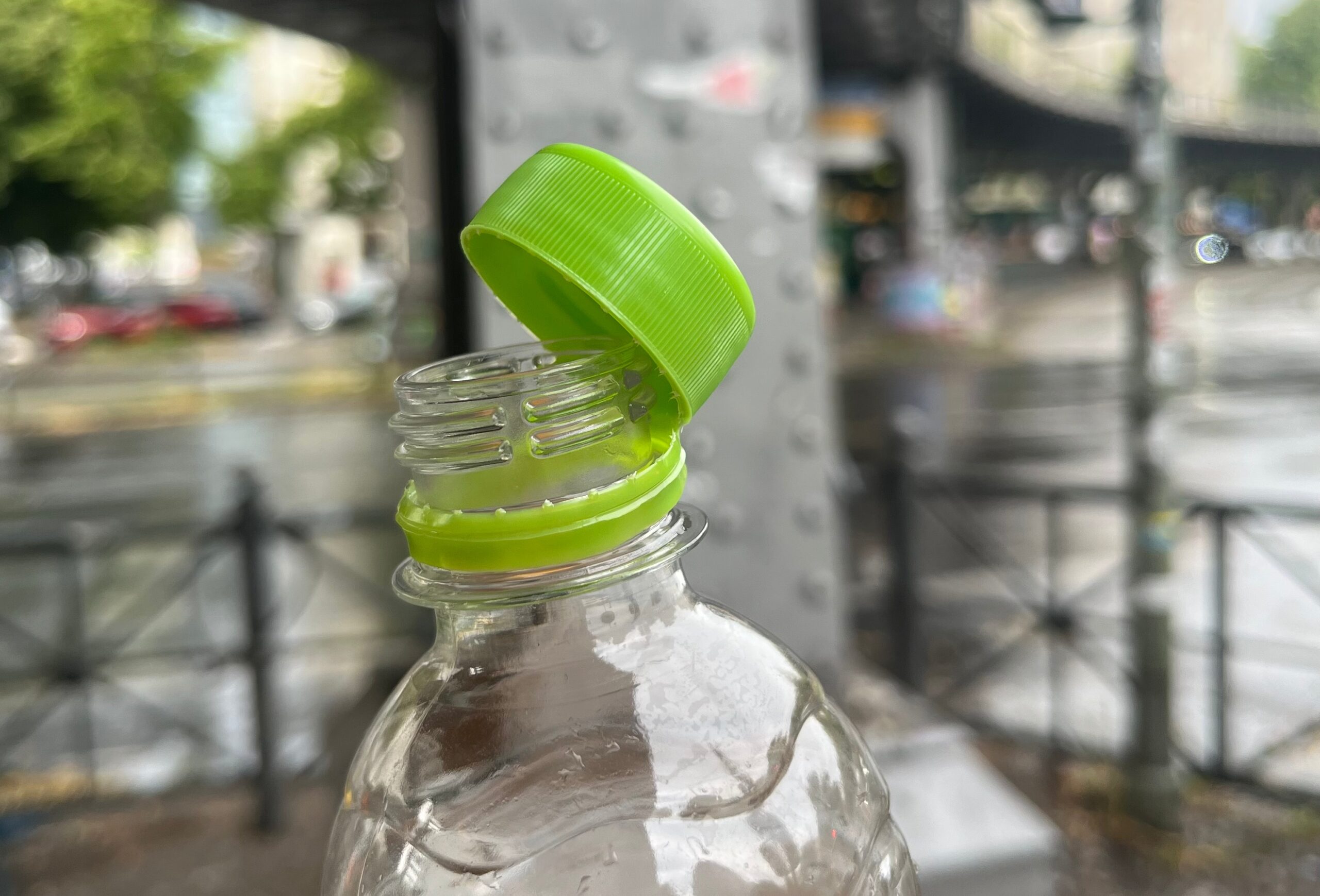 Tethered Caps – Wieso Flaschen und Deckel ab Juli 2024 per Gesetz unzertrennlich sind
