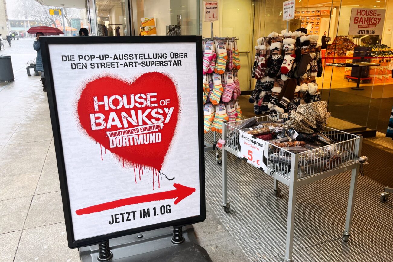 Banksys Konsumkritik im Stockwerk über 1-Euro-Kuschelsocken